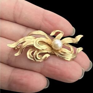 Vintage gold plated brooch with faux pearl